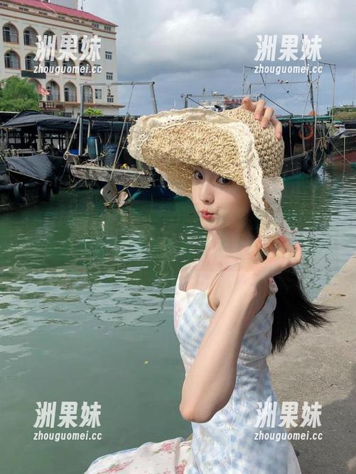 Feilin嗲囡囡 - 贾诗晗优雅职业装图包，精选写真为你提供职场穿搭的新灵感.txt