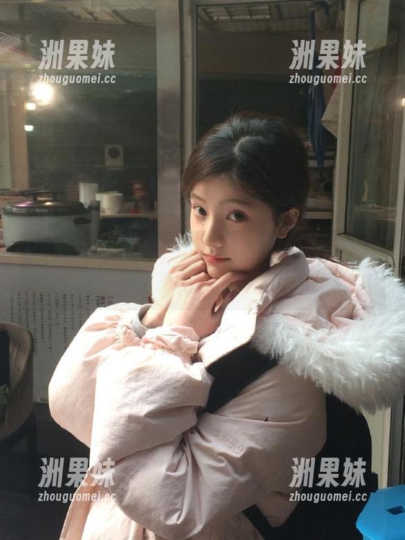 HuaYang花漾 - 精选可乐Vicky连衣裙写真，细腻展现出女主的独特韵味.txt