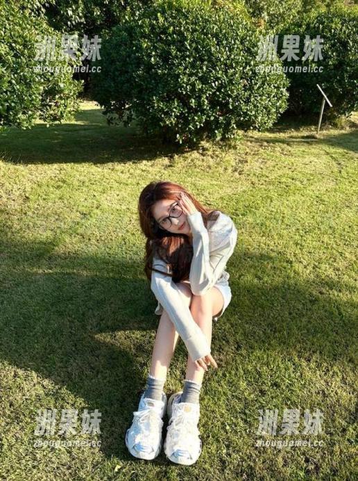 IMiss爱蜜社 - 小热巴镂空风格合集，展现多面魅力的惊艳图片.txt