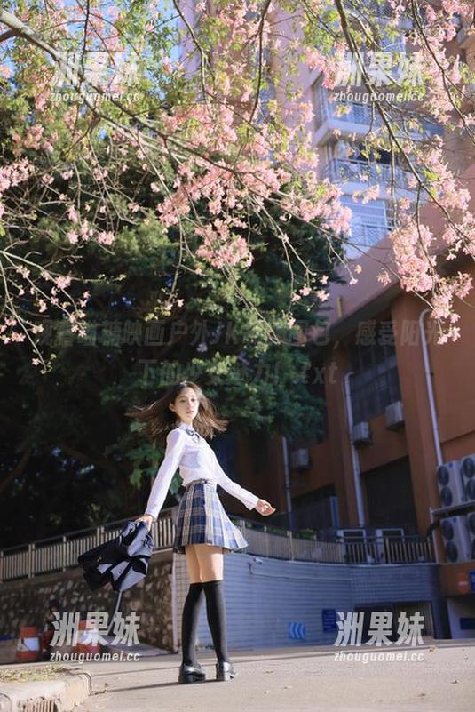 观看喵糖映画户外JK制服图包，感受阳光下的少女魅力！.txt