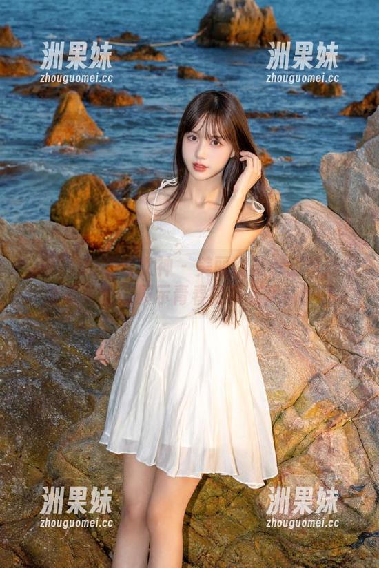 TouTiao头条女神 - 美丽绽放：张蓝欣女孩写真图册展示青春的多样风貌.txt