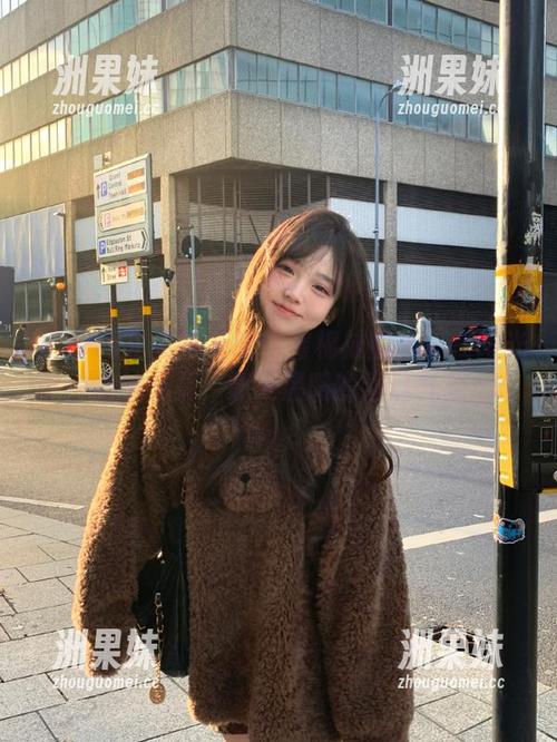 UGirls尤果网 - 张雪馨棉袜图集：在阳光下绽放的写真，感受温暖的春日气息.txt