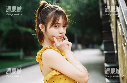 UGirls尤果网 - 甜蜜时刻不容错过！芊小童双人写真集更新，看这对小情侣的温馨瞬间吧！.txt