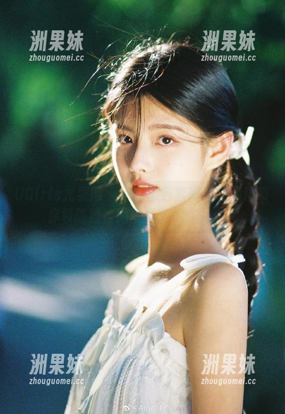 UGirls尤果网 - 深情黑色套图：萌琪琪带你领略独特的写真艺术作品.txt