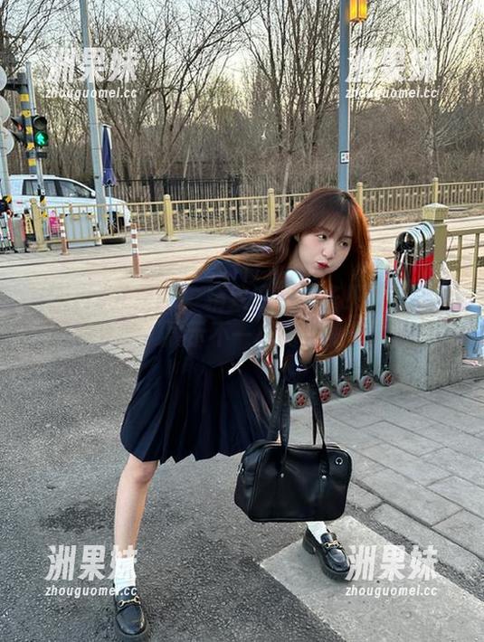 UGirls尤果网 - 精致诱惑！齐贝贝美脚作品集分享，展示不一样的足部艺术.txt