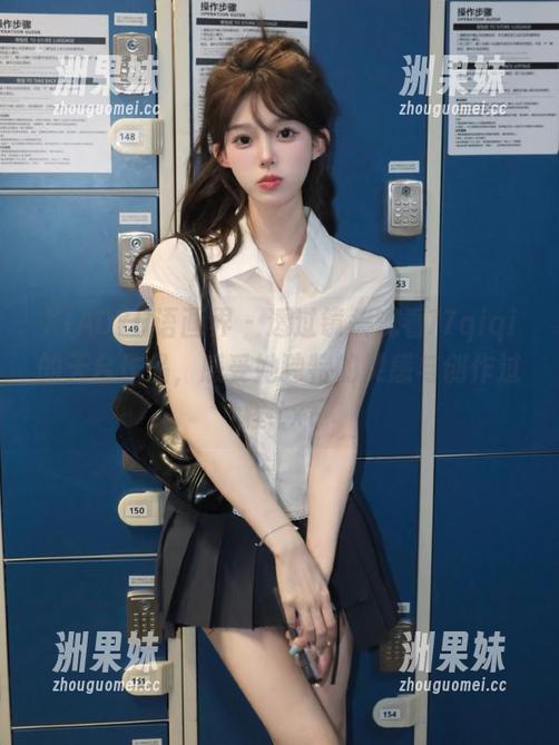 XIAOYU语画界 - 透过镜头观看77qiqi的天台作品，感受她独特的灵感与创作过程.txt
