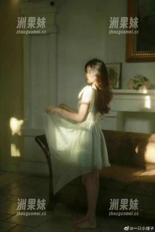 XIAOYU语画界 - 精选Miko酱吖丝袜美腿写真，探索她在时尚界的独特作品风格.txt