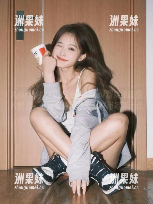 Xiuren秀人网 - 走进Carol周妍希的照片世界，礼服套图带你领略时尚写真.txt