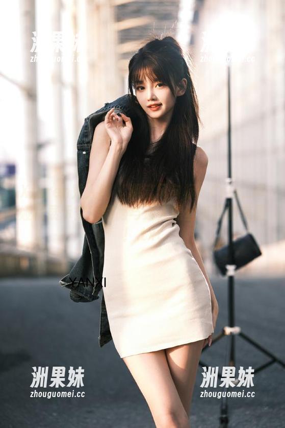Xiuren秀人网 - 潮流风向标：Cris_卓娅祺展示空乘制服与迷人黑丝美腿的美图！.txt