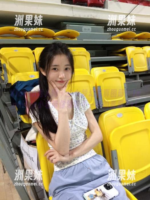 Xiuren秀人网 - 少女梦幻写真图册：Jennifer小若带你领略不一样的青春.txt