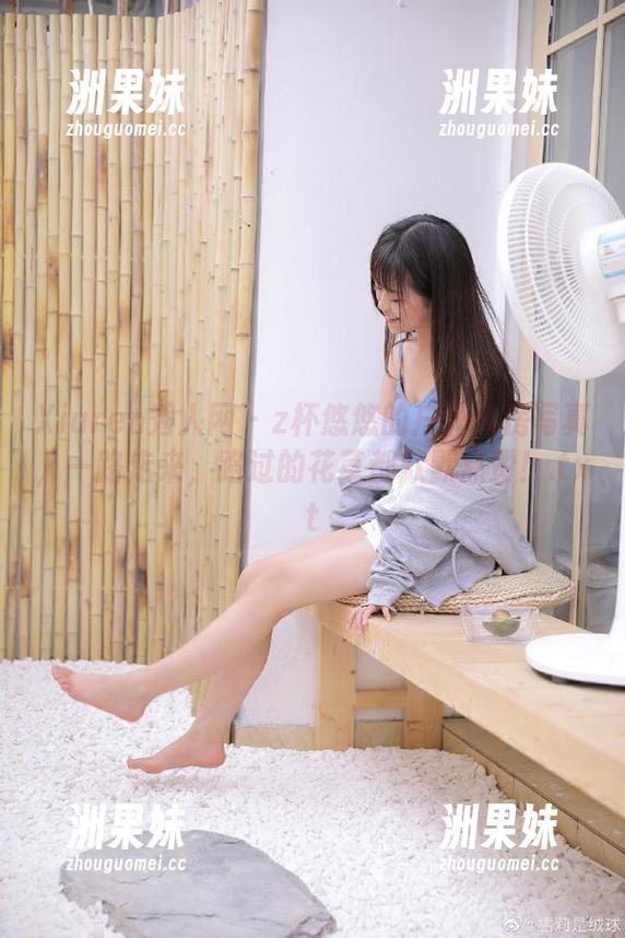 Xiuren秀人网 - z杯悠悠的户外私房写真，一路走来，路过的花草都默默点赞！.txt