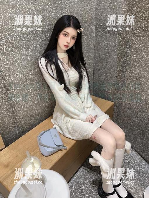 Xiuren秀人网 - 下载专属伊丽莎有点白制服套图，尽享每一张精美写真带来的视觉盛宴.txt