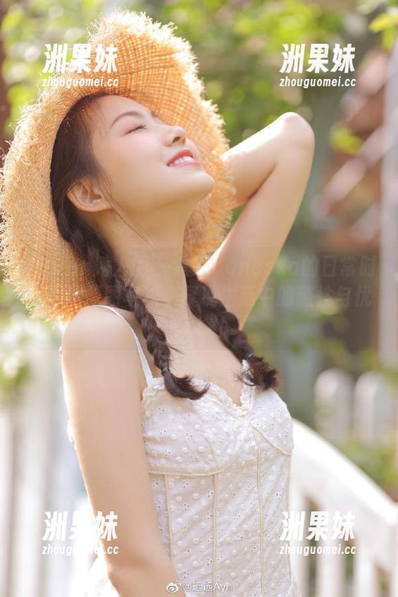 Xiuren秀人网 - 梦娜Vanessa的日常时光：用原图写真集展现生活中的随性与优雅.txt