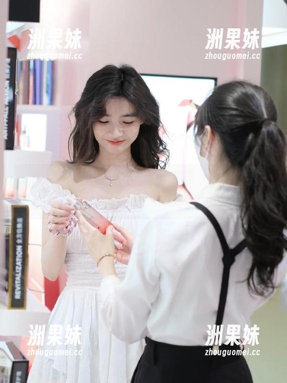 Xiuren秀人网 - 在线欣赏艾静香的网袜图集，感受她作品中的艺术与美感.txt