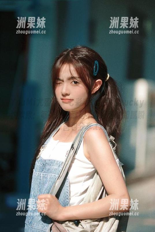 YouMi尤蜜荟 - 七彩毛衣之下的Lucky沈欢欣：每张原图都是不容错过的细腻瞬间，图包分享.txt