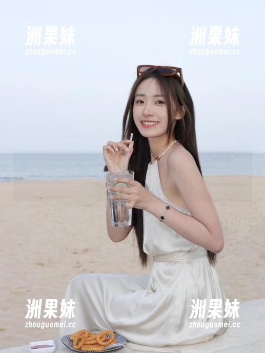 YouMi尤蜜荟 - 在周思乔白丝图包中观看她的独特风格，感受当代时尚新态度.txt