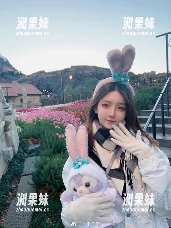 一小央泽黑修女图包精选：捕捉她优雅背后的柔情与力量.txt