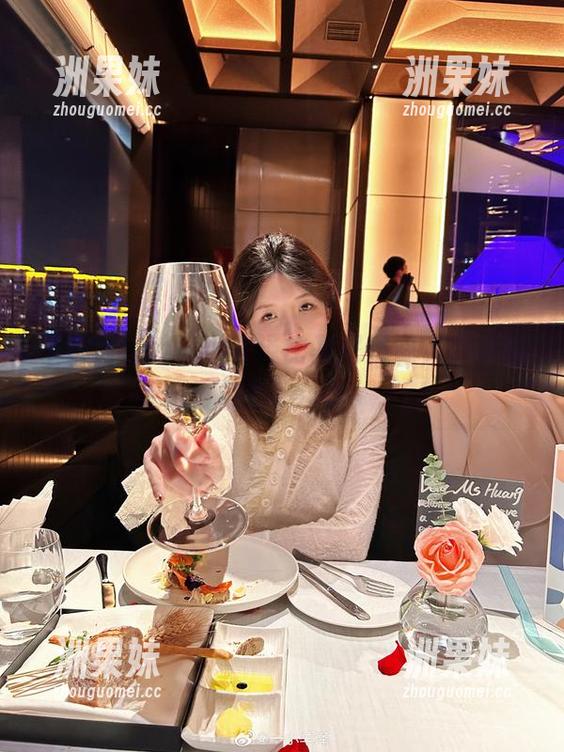 不容错过的一小央泽比基尼资源，探索她无限可能的cos美！.txt