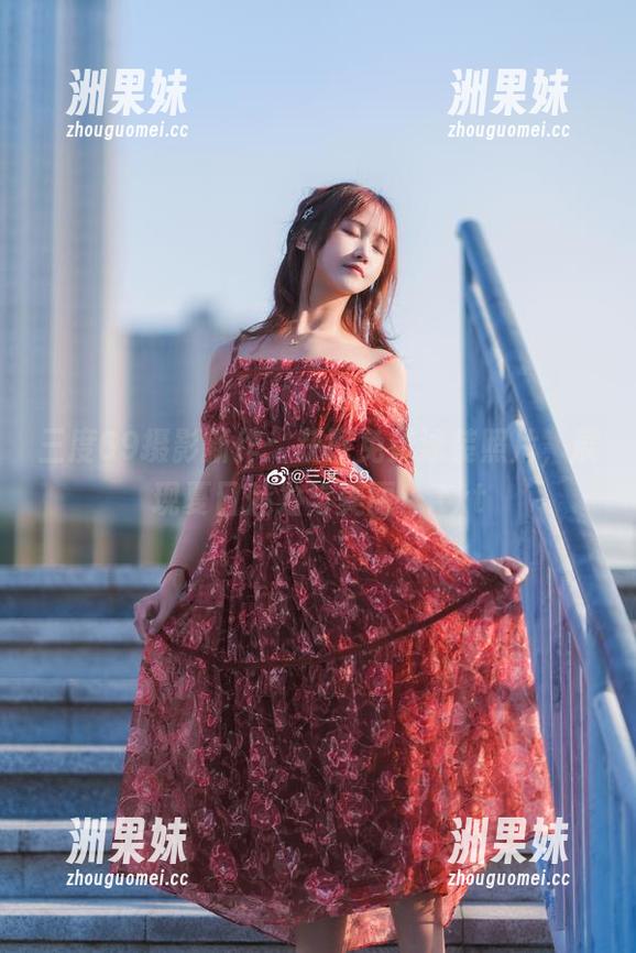 三度69摄影新作：获取免费泳装照片，展现夏日魅力与美丽！.txt