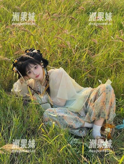 丽柜 - 小七全新红裙写真：让你的心随图集中的色彩一起舞动.txt