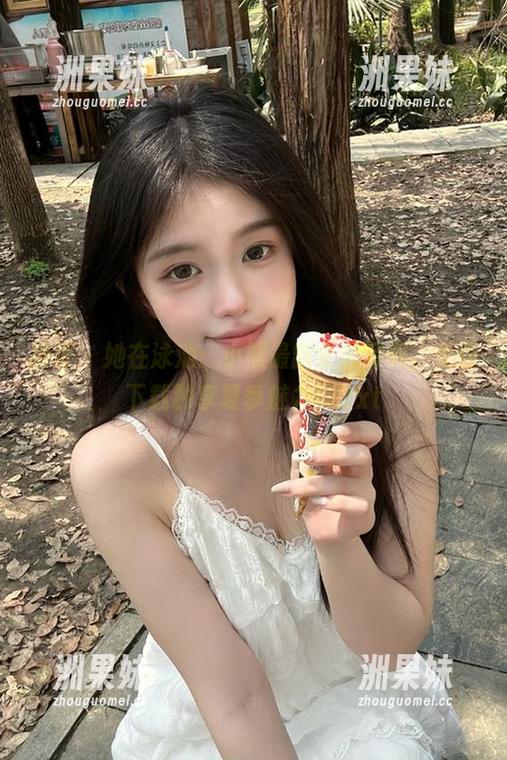 丽柜 - 她在泳池：小熊最新全套写真，免费下载独享夏季魅力！.txt