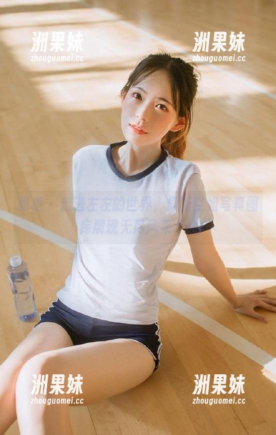丽柜 - 走进左左的世界，最新空姐写真图库展现无尽风采.txt