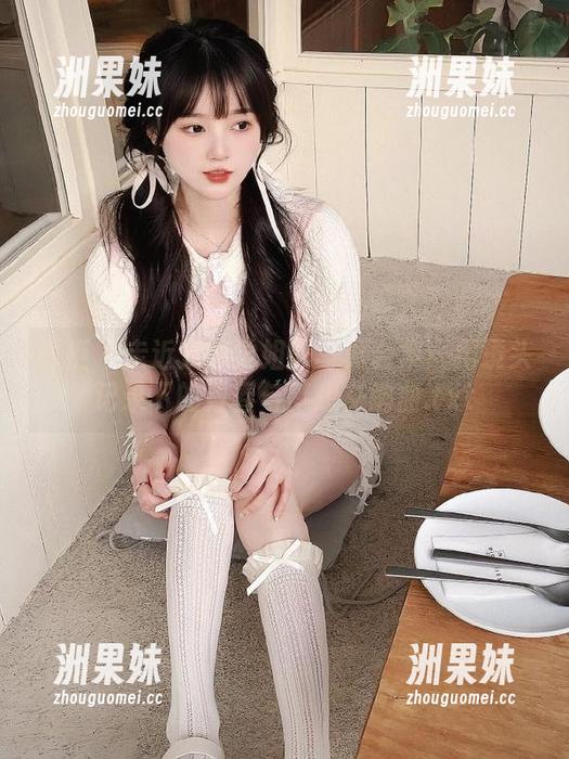 丽柜 - 走近文静学姐的写真合集：用镜头记录下的青春与梦想交响曲.txt