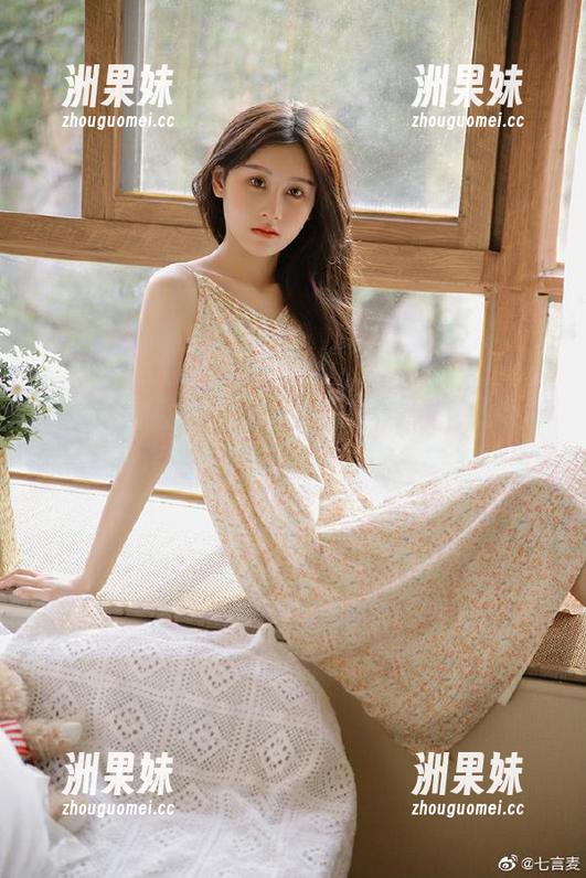 丽柜 - 甜甜体操服风格写真合集：感受每一动作背后的力量与优雅之美.txt
