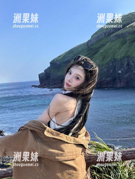 丽柜 - 探秘白云的皮衣写真：高清作品展现个性魅力.txt