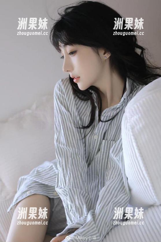 丽柜 - 眼镜界的女神英子：精选套图带你领略无限魅力与风情！.txt