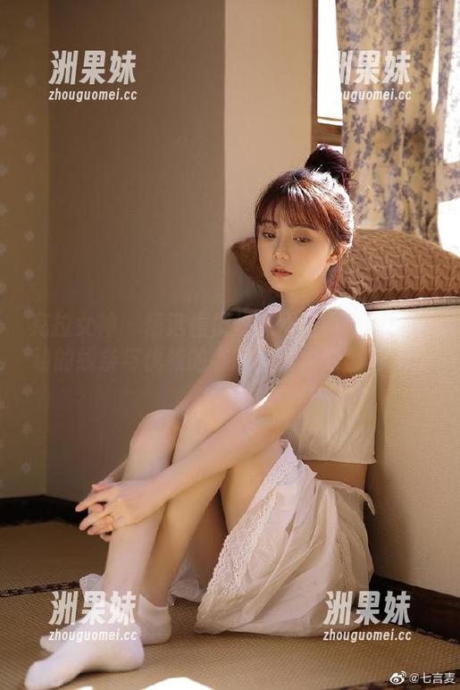 克拉女神 - 精选僮僮体操服写真原图：流动的线条与优雅的姿态构建视觉盛宴.txt