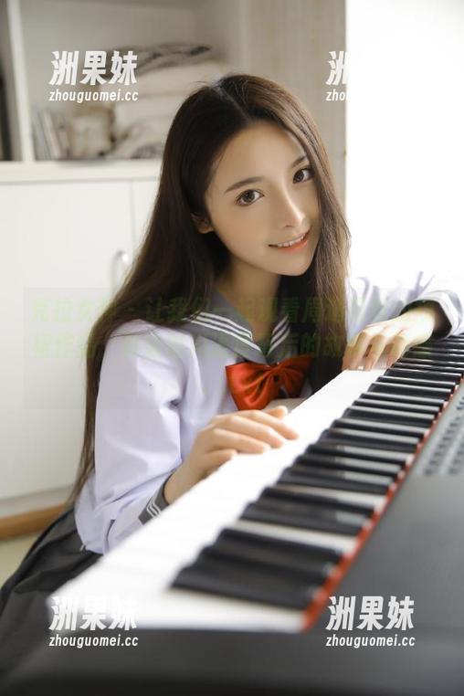 克拉女神 - 让我们一起观看周迪最新的短裙作品，体会时尚语言背后的故事与情感。.txt
