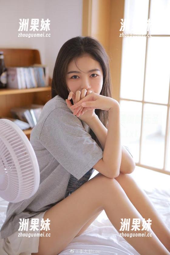 克拉女神 - 穿越时光的优雅，姜璐的无圣光白裙套图引领时尚潮流.txt