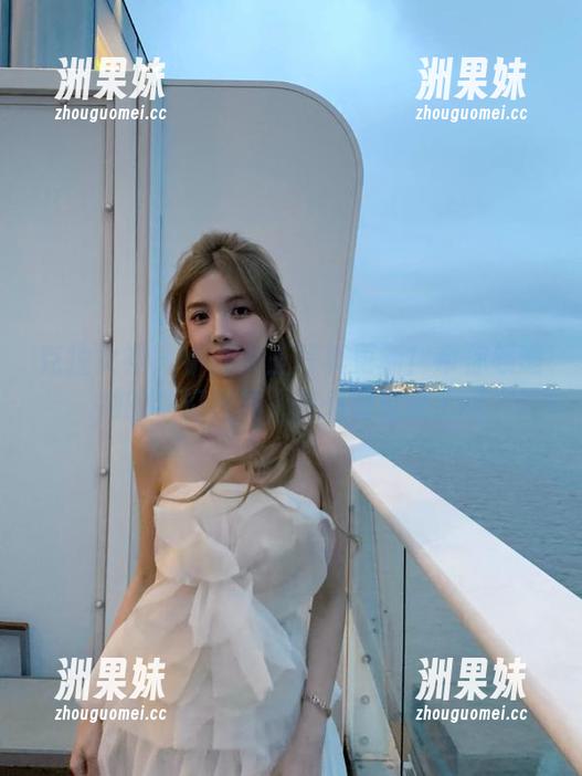 克拉女神 - 小芹女王写真更新！带你领略她的梦幻世界，快来看看喔.txt