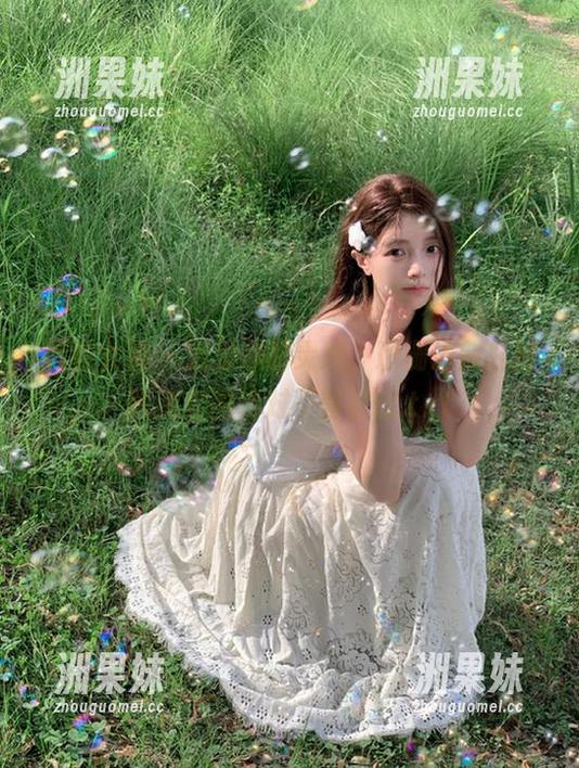 克拉女神 - 激发你的灵感，珊珊最新私拍眼镜套图绝对不容错过.txt