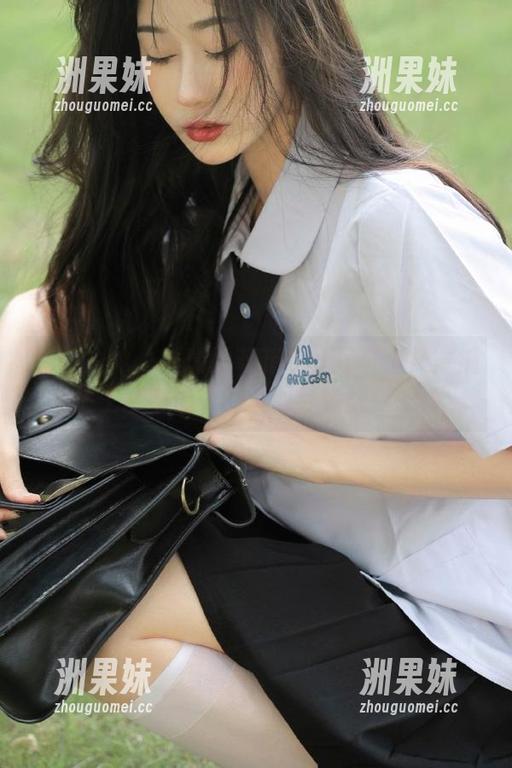 克拉女神 - 璀璨的菲菲灰丝写真全集：捕捉生活中最美的瞬间与情感！.txt