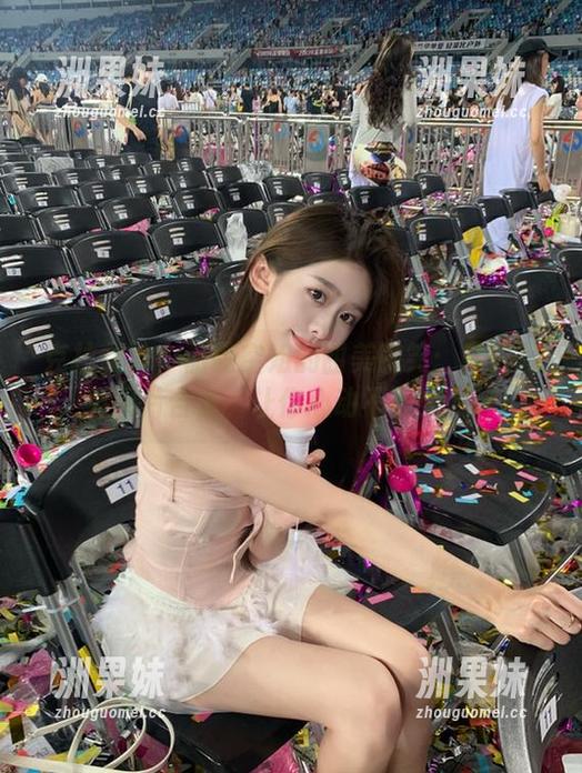 克拉女神 - 薇薇空姐的甜美微笑：唯美写真图片合集，让你心动不已！.txt