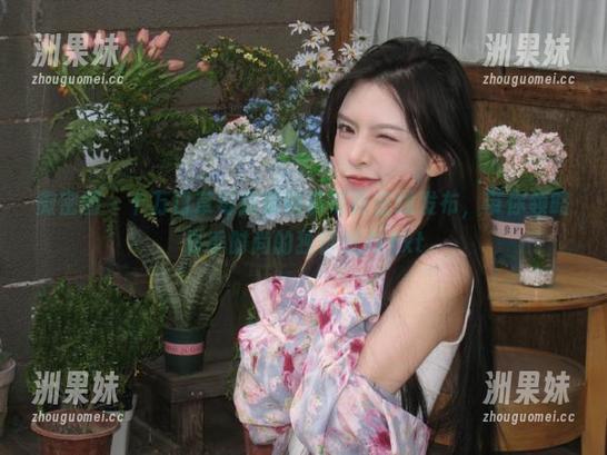 微密圈 - 十万口草莓粥粥短裤写真在线发布，带你领略夏季时尚的独特魅力.txt