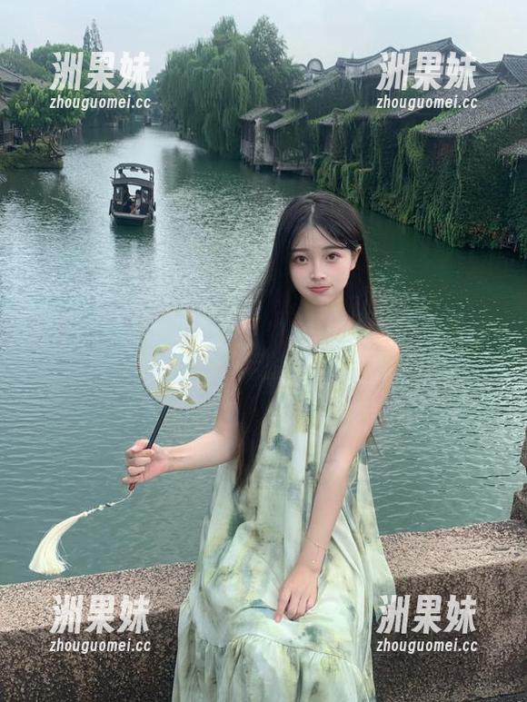跟随喵糖映画探秘！小天鹅女仆和礼服的美图，送你一整年的精美壁纸！.txt