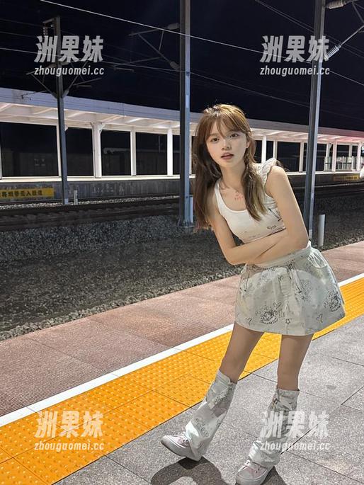 头条女神 - 乔安美脚欣赏：完整图包下载，带你感受完美腿部线条.txt