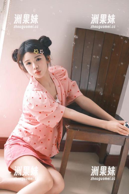 头条女神 - 倾心于何娇娇女神的魅力，写真合集下载，让她的风采陪伴你.txt