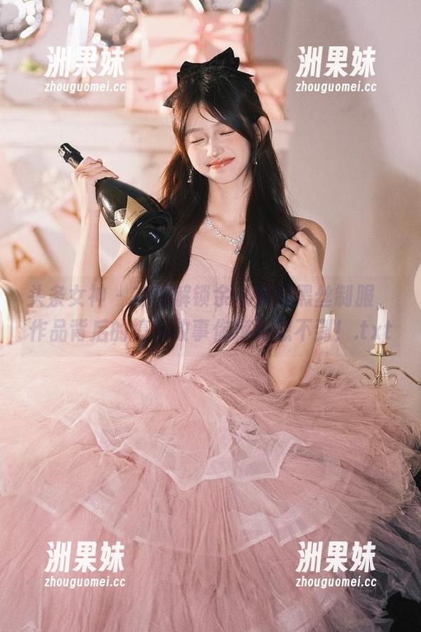 头条女神 - 在线解锁余心曼的黑丝制服，作品背后的搞笑故事你绝对想不到！.txt