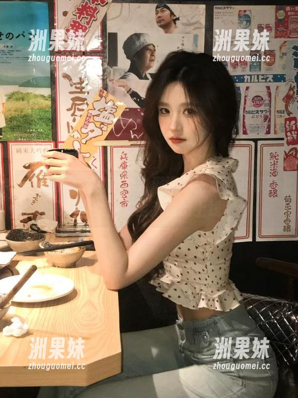 头条女神 - 迎接活力满满的生活，苏菲菲元气少女图集全新更新上线.txt