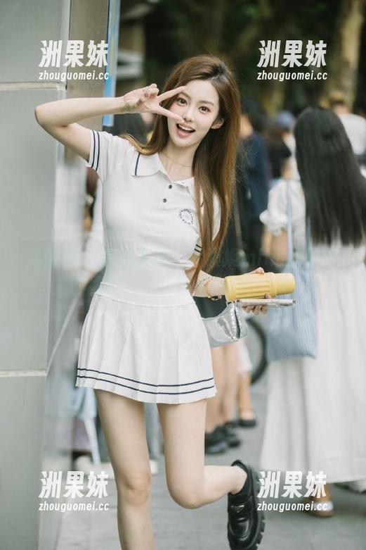 尤蜜荟 - 在线追踪：乔漫妮mina作品中的秘密，让你目不转睛！.txt