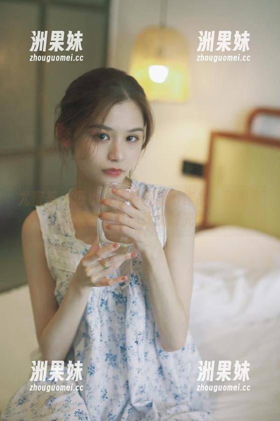 尤蜜荟 - 谭小灵的校服摄影作品：精选写真展现青春的无忧时光.txt
