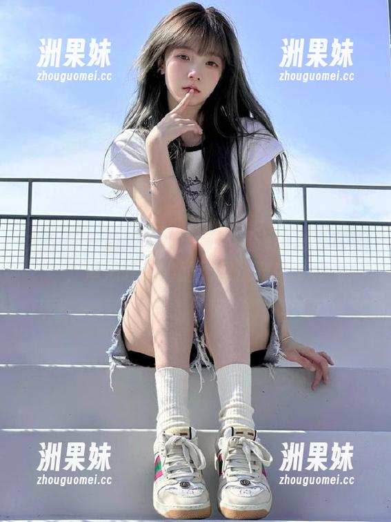 尤蜜荟 - 最新图集：谭小灵海边魅力写真，海浪轻拍她的无限优雅！.txt