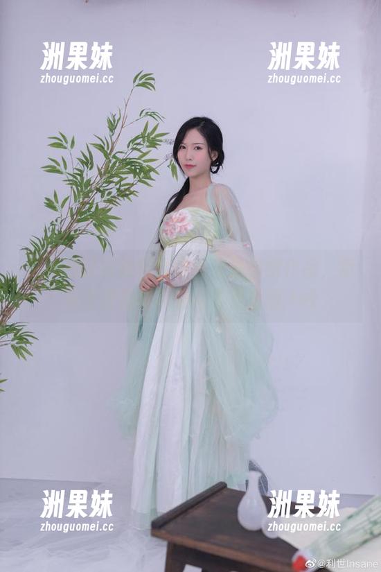 深入探讨抖娘利世的青花瓷旗袍作品，带来高清视觉享受与文化底蕴.txt