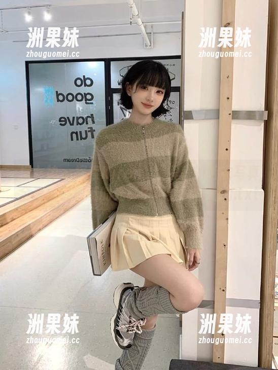 推女神 - 探索Kiren_程程程的毛衣写真全套：在细腻的光影中彰显独特魅力.txt