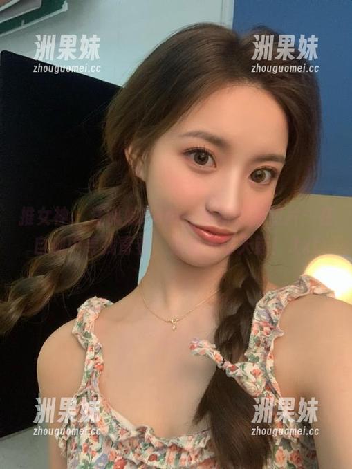 推女神 - 汪佩妮Penny最新校服照片：在自嘲中寻找青春，惊艳不输天籁！.txt