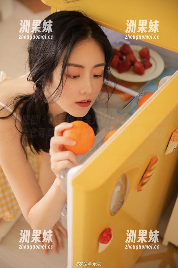 微密圈 - 想要拥有果儿Victoria的美足？全套写真下载带你领略无与伦比的魅力！.txt